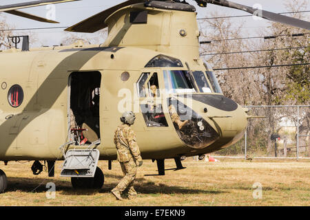 Crew Mitglied und US-Armee Chinook Hubschrauber Stockfoto