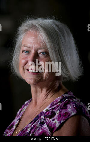 Englische Journalistin Kate Adie OBE DL, erscheint das Edinburgh International Book Festival. Stockfoto