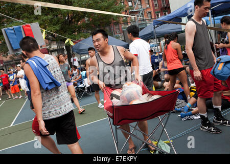 9 Mann New York Mini Volleyball-Turnier, Seward Park, New York City, 20. und 21. Juli 2013. 78 Mannschaften (40 Männer und 38 Frauen) aus rund um die USA und Kanada Ostküste Region haben in den Play-offs für die NACIVT North American chinesische Einladung Stockfoto