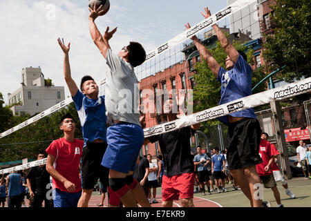 9 Mann New York Mini Volleyball-Turnier, Seward Park, New York City, 20. und 21. Juli 2013. 78 Mannschaften (40 Männer und 38 Frauen) aus rund um die USA und Kanada Ostküste Region haben in den Play-offs für die NACIVT North American chinesische Einladung Stockfoto