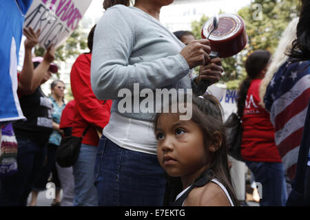 Washington, DC, USA. 15. Sep, 2014. Die Gemeinde El Salvador sammeln vor der Bank zu protestieren, um Mineral Mining in El Salvador.Hundreds Menschen Protest gegen Pacific Rim, ein ausländischer Bergbauunternehmen, die Klage gegen die Regierung von El Salvador für ihre Gewährung keine Bergbau-Genehmigung zu stoppen würde. Bildnachweis: Oliver Contreras/ZUMA Draht/Alamy Live-Nachrichten Stockfoto