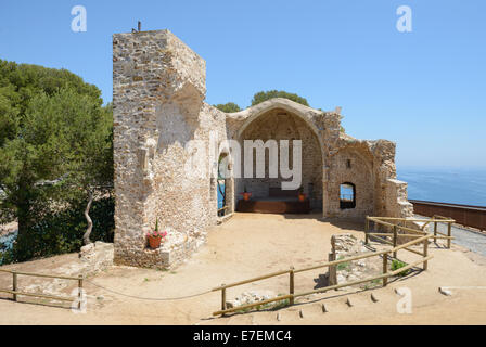 Ansicht der alten zerstörten Kirche in Festung "Vila Vella Umwehrung" der Altstadt in Tossa de Mar, Costa Brava, Katalonien, Spanien. Stockfoto