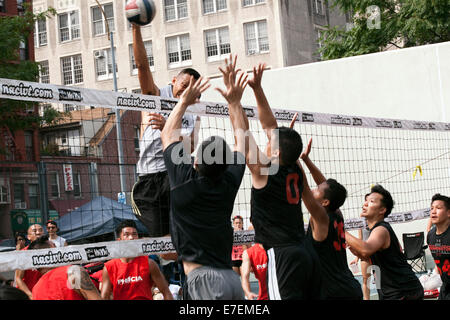 9 Mann New York Mini Volleyball-Turnier, Seward Park, New York City, 20. und 21. Juli 2013. 78 Mannschaften (40 Männer und 38 Frauen) aus rund um die USA und Kanada Ostküste Region haben in den Play-offs für die NACIVT North American chinesische Einladung Stockfoto