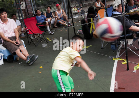 9 Mann New York Mini Volleyball-Turnier, Seward Park, New York City, 20. und 21. Juli 2013. 78 Mannschaften (40 Männer und 38 Frauen) aus rund um die USA und Kanada Ostküste Region haben in den Play-offs für die NACIVT North American chinesische Einladung Stockfoto