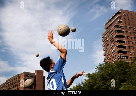 9 Mann New York Mini Volleyball-Turnier, Seward Park, New York City, 20. und 21. Juli 2013. 78 Mannschaften (40 Männer und 38 Frauen) aus rund um die USA und Kanada Ostküste Region haben in den Play-offs für die NACIVT North American chinesische Einladung Stockfoto