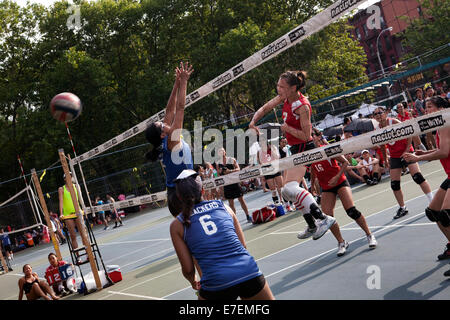 9 Mann New York Mini Volleyball-Turnier, Seward Park, New York City, 20. und 21. Juli 2013. 78 Mannschaften (40 Männer und 38 Frauen) aus rund um die USA und Kanada Ostküste Region haben in den Play-offs für die NACIVT North American chinesische Einladung Stockfoto