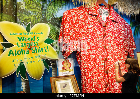Honolulu Hawaii, Oahu, Hawaiian, Hilo Hattie, Shopping Shopper Shopper Geschäfte Geschäfte Markt Märkte Markt Kauf Verkauf, Einzelhandel Geschäfte Geschäft Stockfoto