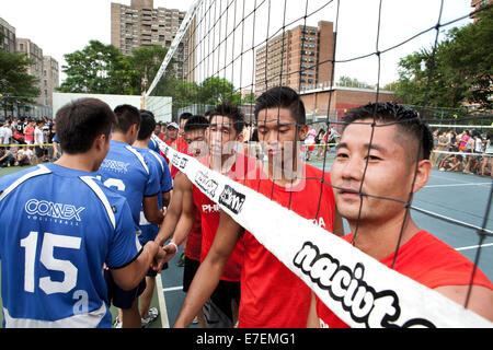 9 Mann New York Mini Volleyball-Turnier, Seward Park, New York City, 20. und 21. Juli 2013. 78 Mannschaften (40 Männer und 38 Frauen) aus rund um die USA und Kanada Ostküste Region haben in den Play-offs für die NACIVT North American chinesische Einladung Stockfoto