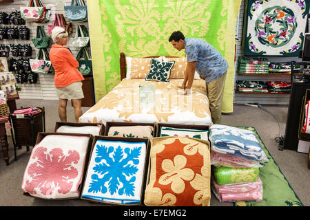 Honolulu Hawaii, Oahu, Hawaiian, Hilo Hattie, Shopping Shopper Shopper Geschäfte Geschäfte Markt Märkte Markt Kauf Verkauf, Einzelhandel Geschäfte Geschäft Stockfoto
