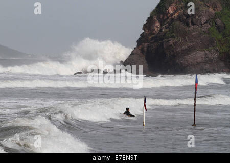 Mazatlan, Mexiko. 15. Sep, 2014. Ein Mann schwimmt im Meer in der Nähe der Strand von Mazatlan, Sinaloa, im Nordwesten von Mexiko, am 15. September 2014. Der Hurrikan Odile, die seine Intensität Kategorie 2 auf der Saffir-Simpson-Skala reduziert, weiter erzeugen starke sintflutartige Regenfällen in mindestens acht Staaten des Landes, laut dem Bericht des nationalen Wetterdienstes (SMN, seine Abkürzung in Spanisch). Bildnachweis: Juan Perez/Xinhua/Alamy Live-Nachrichten Stockfoto