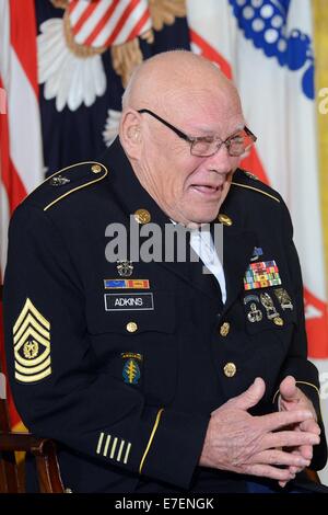 Army Command Sergeant Major Bennie G. Adkins reagiert auf einen Witz erzählt von US-Präsident Barack Obama während der Medal Of Honor-Zeremonie im East Room des weißen Hauses 15. September 2014 in Washington, DC. Stockfoto