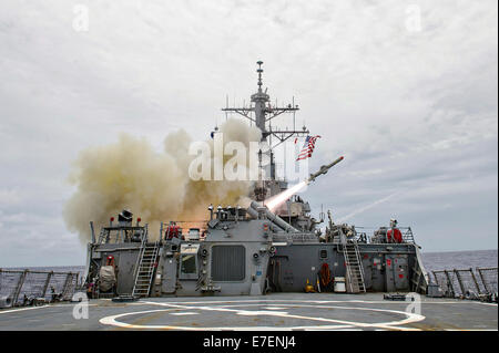 Eine Harpoon-Anti-Schiff-Rakete startet von der Arleigh-Burke-geführte Flugkörper-Zerstörer USS Stethem während der Übung Valiant Shield 2014 15. September 2014 vor der Küste von Guam. Stockfoto