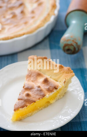 Scheibe von Lemon Meringue pie Stockfoto
