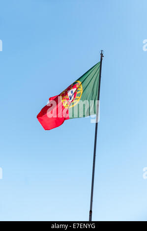 Portugiesische Flagge auf einem Pfahl gegen schönen Himmel Stockfoto