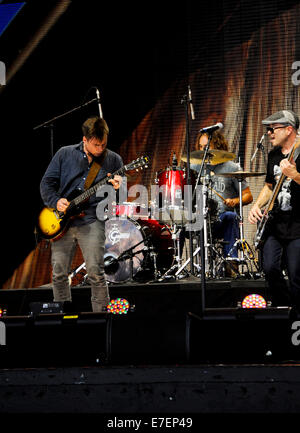 Die Lukas Nelson Band auf eine hohe Energieeffizienz auf der Farm Aid 2014. Lukas Nelson und Band "The Promise des realen" Stockfoto