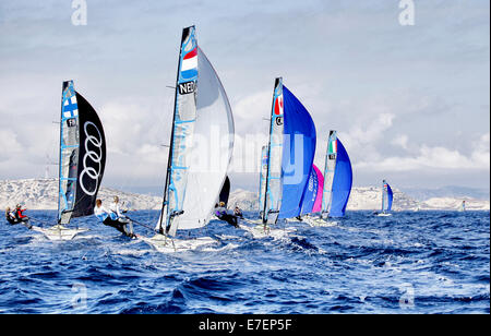 Die Seiko 49er und 49erFX WM 2013, 150 Skiffs - 28 Nationen zwei WM-Titeln, Marseille, Frankreich. Stockfoto