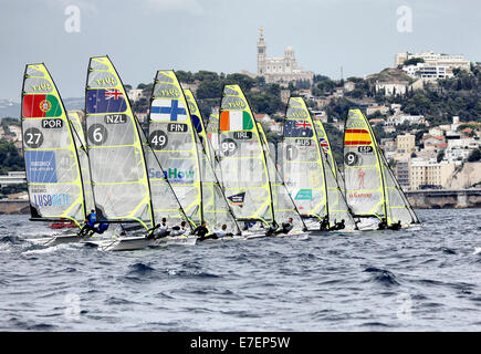 Die Seiko 49er und 49erFX WM 2013, 150 Skiffs - 28 Nationen zwei WM-Titeln, Marseille, Frankreich. Stockfoto