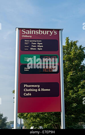 Sainsburys Oldbury Schild mit Benzin-Preise Stockfoto