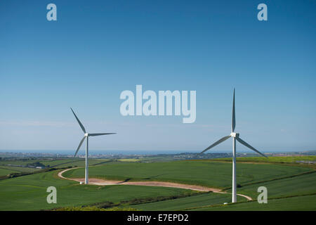 Windkraftanlagen produzieren erneuerbare Bioenergie in Cornwall, England. Stockfoto