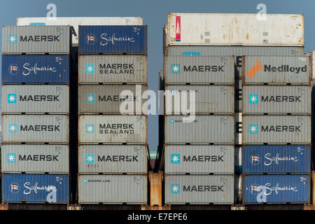 Maersk Container übereinander gestapelt in Lissabon Port. Stockfoto