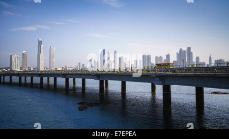 Sehenswürdigkeiten und Landschaften Ziel. Panoramablick über die Skyline von Panama-Stadt und Autobahn Stockfoto