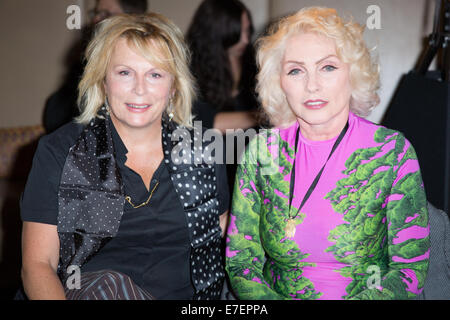 London, UK. 15. Sep, 2014. Jennifer Saunders (L) und Deborrah Harry (R) besuchen die Vin + Omi Frühjahr Sommer 2015 Catwalk Show im Rahmen der London Fashion Week, 15. September 2015 Credit: Chris Yates/Alamy Live News Stockfoto