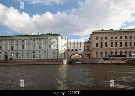 Ein kleiner Kanal trennt Gebäude entlang der Newa, St. Petersburg Stockfoto