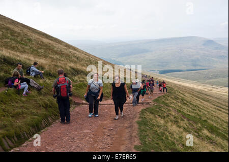 Wanderer auf Fußweg an Pen Y Fan in Brecon Beacons National Park Powys South Wales UK Stockfoto