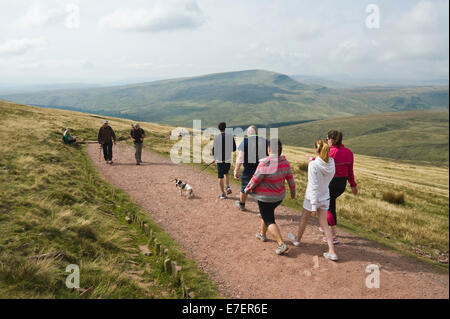Wanderer auf Fußweg an Pen Y Fan in Brecon Beacons National Park Powys South Wales UK Stockfoto