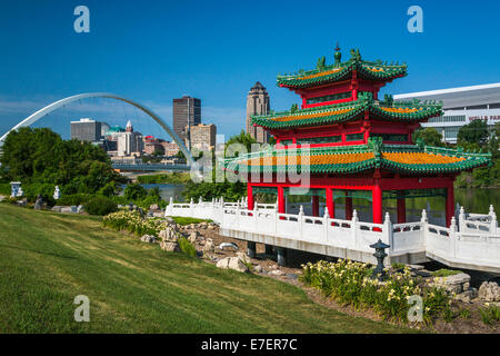 Die chinesische kulturelle Center of America Pagode und der Innenstadt von Skyline von Des Moines, Iowa, USA. Stockfoto