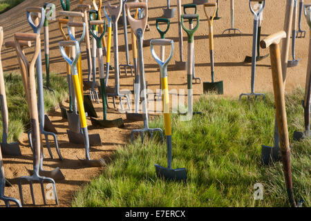 Garten - Faultier - Steinbruch der Stille - Blick auf Mistgabeln und Spaten in konzeptionellen Garten - Designer - Sheena Stockfoto