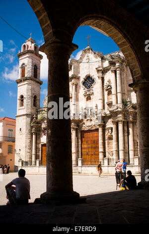 Catedral De La Habana ist sichtbar durch Bögen über den Dom Platz in Havanna, Kuba. Stockfoto