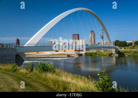 Des Moines Fluß Damm und Innenstadt Fußgängerbrücke in Des Moines, Iowa, USA. Stockfoto