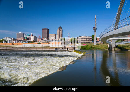 Des Moines Fluß Damm und Innenstadt Fußgängerbrücke in Des Moines, Iowa, USA. Stockfoto