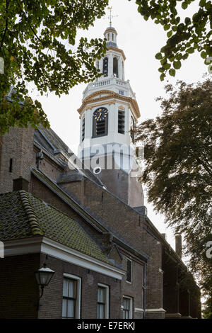 Kirche und kirchliche Turm von der Dutch reformed Church in Nijkerk im Abendlicht, Provinz Gelderland in den Niederlanden Stockfoto