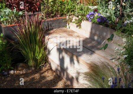 Garten - Platz auf Connect und Grow - Blick auf Garten, hergestellt aus industriellen zurückgewonnen und wiederverwendet Materialien Bank m Stockfoto