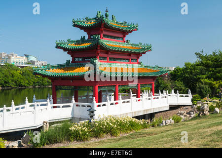 Die chinesische kulturelle Center of America Pagode und der Innenstadt von Skyline von Des Moines, Iowa, USA. Stockfoto