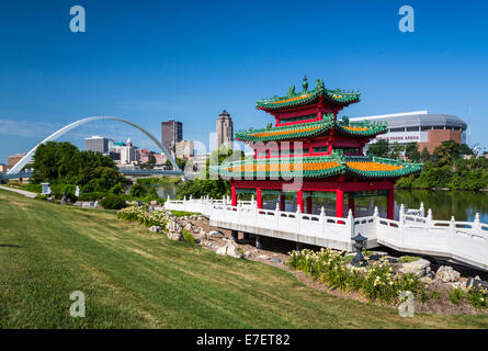 Die chinesische kulturelle Center of America Pagode und der Innenstadt von Skyline von Des Moines, Iowa, USA. Stockfoto