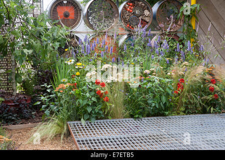 Vertikale Gartenarbeit Wildlife Garden aus industriellen wiedergewonnenen und Upcycling wiederverwendeten Materialien Ölfässer Insektenkäfer Hotel Hotels Motel Motels UK Stockfoto