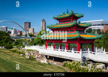 Die chinesische kulturelle Center of America Pagode und der Innenstadt von Skyline von Des Moines, Iowa, USA. Stockfoto
