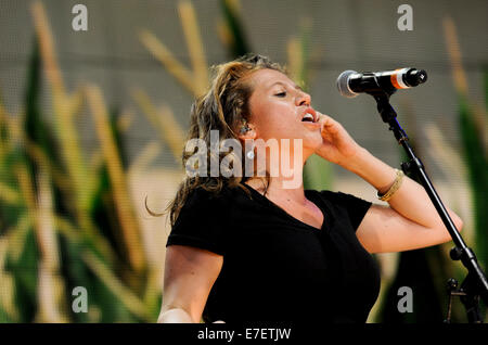 Elizabeth Hopkins von Delta Rae setzt auf eine hohe Energieeffizienz auf der Farm Aid 2014 Stockfoto