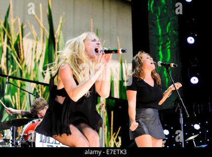 Brittany Holljes und Elizabeth Hopkins von Delta Rae bei Farm Aid 2014 Stockfoto