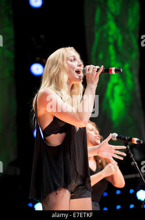 Brittany Holljes und Elizabeth Hopkins von Delta Rae setzt auf eine hohe Energieeffizienz auf der Farm Aid 2014 Stockfoto