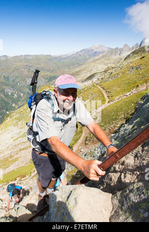Wanderer, aufsteigender Leitern auf die Aiguille Rouge über Chamonix, Frankreich. Stockfoto