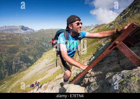 Wanderer, aufsteigender Leitern auf die Aiguille Rouge über Chamonix, Frankreich. Stockfoto