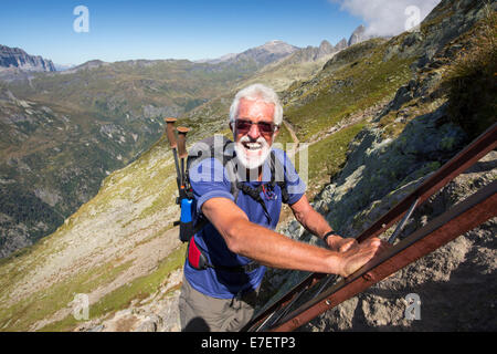 Wanderer, aufsteigender Leitern auf die Aiguille Rouge über Chamonix, Frankreich. Stockfoto