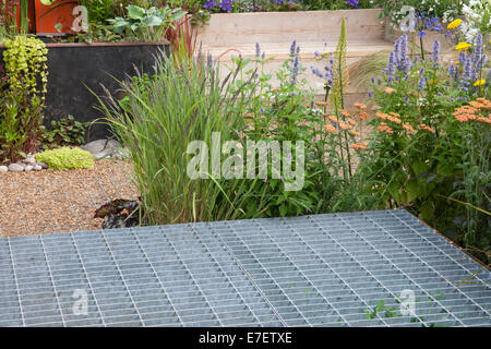 Garten - Platz auf Connect und Grow - Blick auf Garten, hergestellt aus industriellen zurückgewonnen und wiederverwendet Materialien erhöht Stockfoto