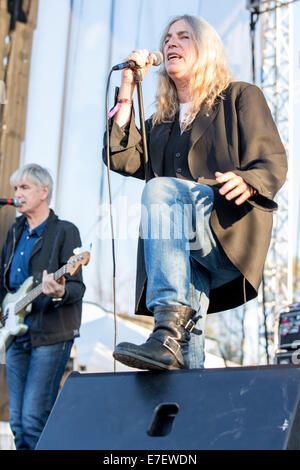 Chicago, Illinois, USA. 14. Sep, 2014. Sängerin PATTI SMITH führt live mit ihrer Band auf 2014 Riot Fest-Musik-Festival im Humboldt Park in Chicago, Illinois © Daniel DeSlover/ZUMA Draht/Alamy Live News Stockfoto