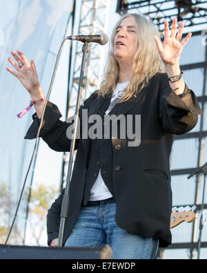 Chicago, Illinois, USA. 14. Sep, 2014. Sängerin PATTI SMITH führt live mit ihrer Band auf 2014 Riot Fest-Musik-Festival im Humboldt Park in Chicago, Illinois © Daniel DeSlover/ZUMA Draht/Alamy Live News Stockfoto