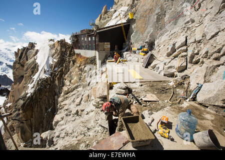 Spezialist für Bauarbeiter einen Erweiterungsbau auf der Aiguille Du Midi über Chamonix, Frankreich. Stockfoto